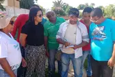 Prefeita Doquinha com moradores de Aliança do Gurguéia (Foto: Ascom)