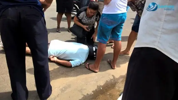Populares tentaram acordar o motociclista (Foto: Somos Notícia)