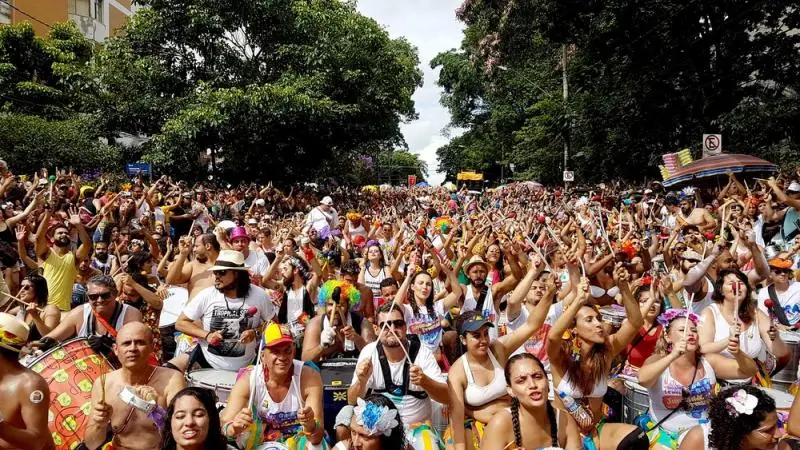 Foliões animados durante bloco de carnaval em Belo Horizonte (MG) — Foto: Raquel Freitas