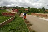 Equipe de limpeza em ação no bairro Cachoeira  (Foto: )