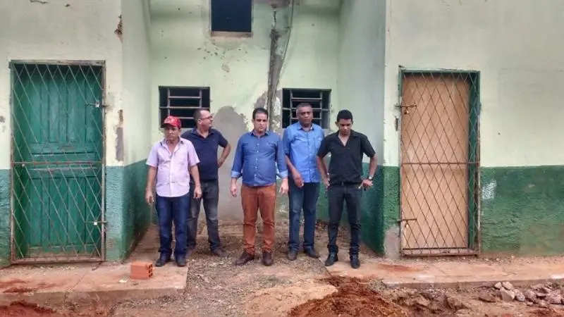 Prefeito ao lado de assessores e o construtor Campelo