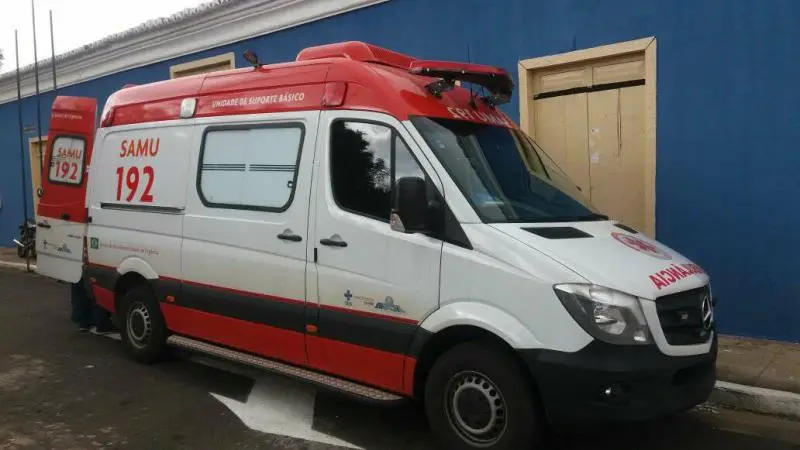 Ambulância na sede do Palácio Municipal