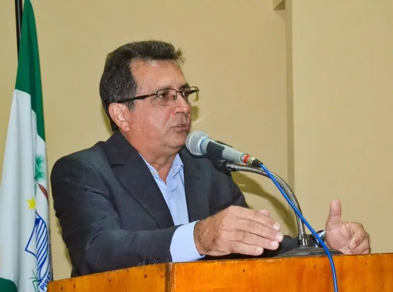 Prefeito Genival Bezerra (PT).