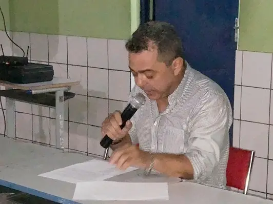 Nathan Sousa discursando no lançamento de seus livros