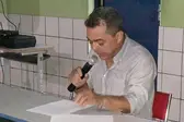 Nathan Sousa discursando no lançamento de seus livros (Foto: )