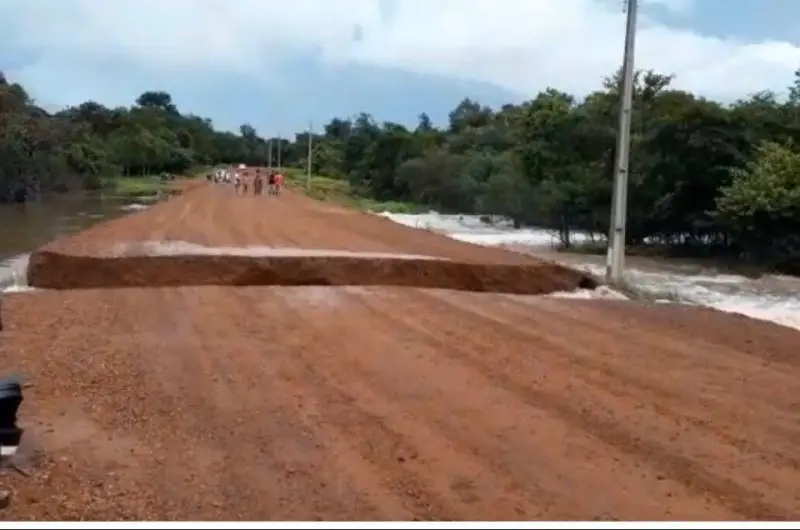 Local do rompimento na rodovia que liga Brasileira ao Parque 7 cidades