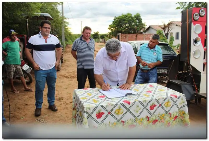 Prefeito Silva Júnior assinando ordem de serviço
