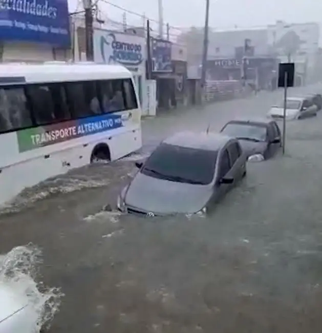 Carro é quase coberto pela água durante chuva em Imperatriz — Foto: Reprodução/Redes Sociais