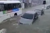 Carro é quase coberto pela água durante chuva em Imperatriz — Foto: Reprodução/Redes Sociais (Foto: G1)