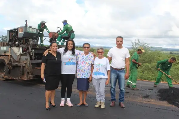 Prefeita Doquinha visitando obra