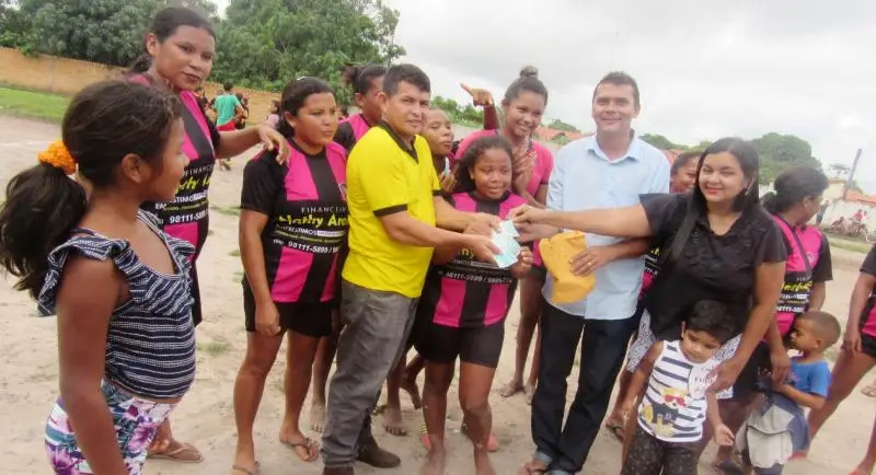 Entrega da premiação para a equipe campeã (Foto: Leônidas Silva)