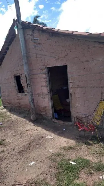 Casa ameaçada de desabamento