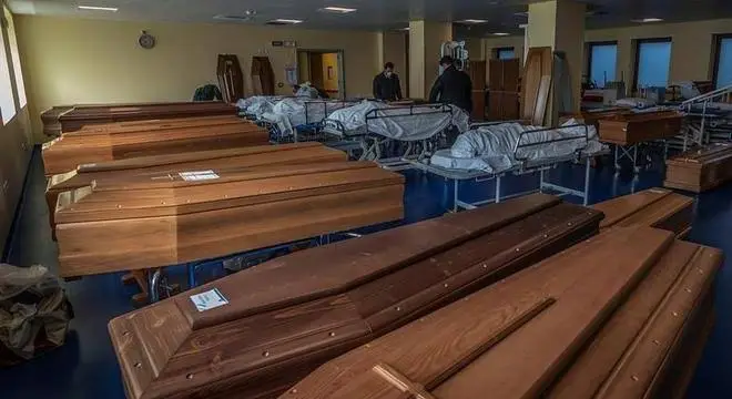 Trabalhadores carregam corpos de vítimas de coronavírus em Bergamo, Itália - Foto: reprodução 
