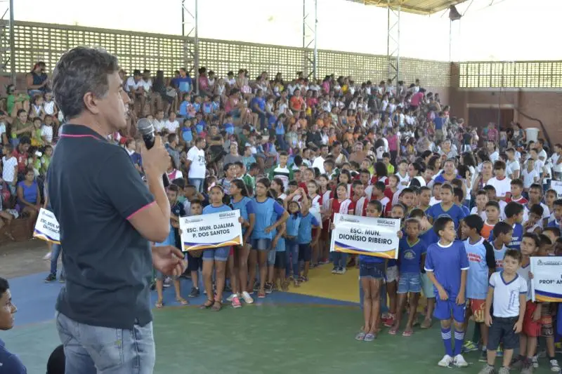 Prefeito João Luiz fazendo a abertura dos jogos 