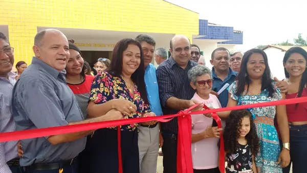 Prefeita Doquinha puxanda a fita inaugural da Creche Modelo Brasil