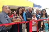 Prefeita Doquinha puxanda a fita inaugural da Creche Modelo Brasil (Foto: Ascom)