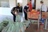 Nutricionista da SME fazendo a entrega dos alimentos. (Foto: Ascom)