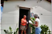 Distribuindo a mascara (Foto: Ascom)