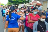 Agente da Vigilância Sanitária distribuindo álcool em gel. (Foto: Ascom)