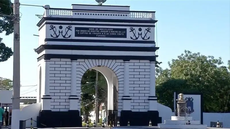 Mulher atestada para coronavírus busca atendimento no Hospital Naval de Ladário (MS) — Foto: TV Morena/Reprodução