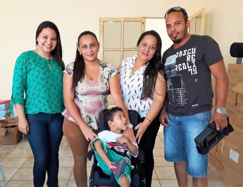 Davi recebe a tão sonhada cadeira de rodas.