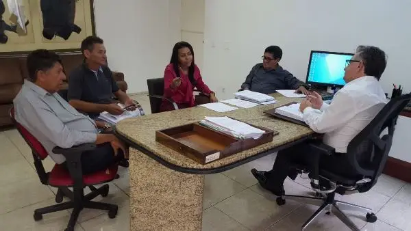 Prefeita Doquinha no gabinete do Secretário Merlong Solano