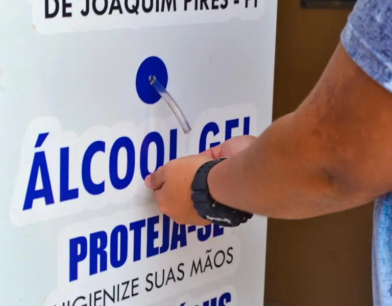 Uso do álcool em gel.