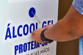Uso do álcool em gel. (Foto: Ascom)