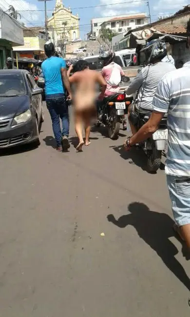 Ex-companheira nua na rua (Foto: Blog do Carlinhos)