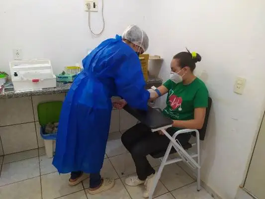 Profissinais da saúde fazem teste rápido