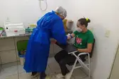Profissinais da saúde fazem teste rápido (Foto: Ascom)