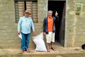 Secretário de Agricultura, Francisco Farias e produtores rurais. (Foto: ASCOM - Prefeitura Municipal de Joaquim Pires.)