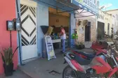 Agentes entregando o decreto estadual (Foto: Ascom)