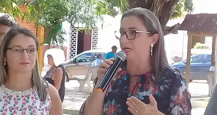 Elizângela Amorim, à esquerda, ao lado de sua irmã a prefeita Vilma Amorim.