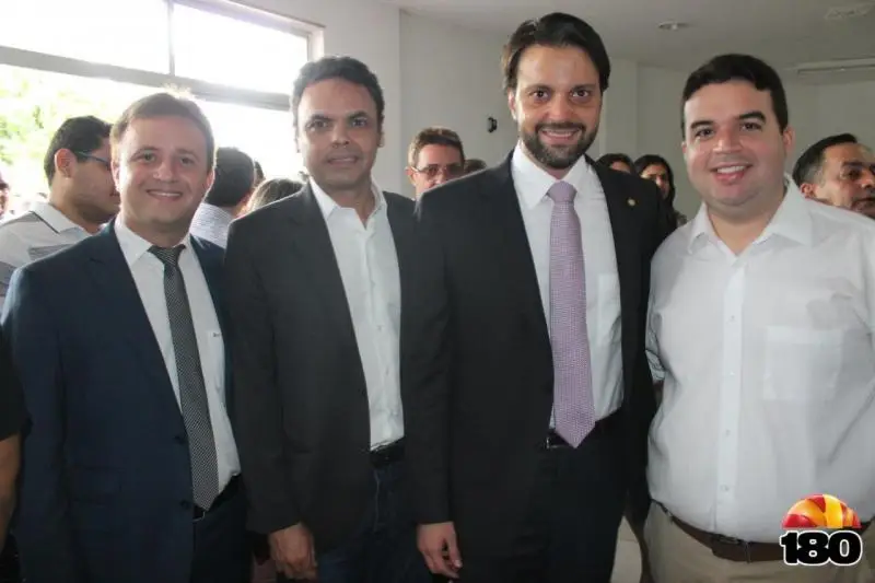  prefeito de São Pedro do PI, Júnior Bill participou do lançamento oficial do Programa 'Cartão Reforma'
