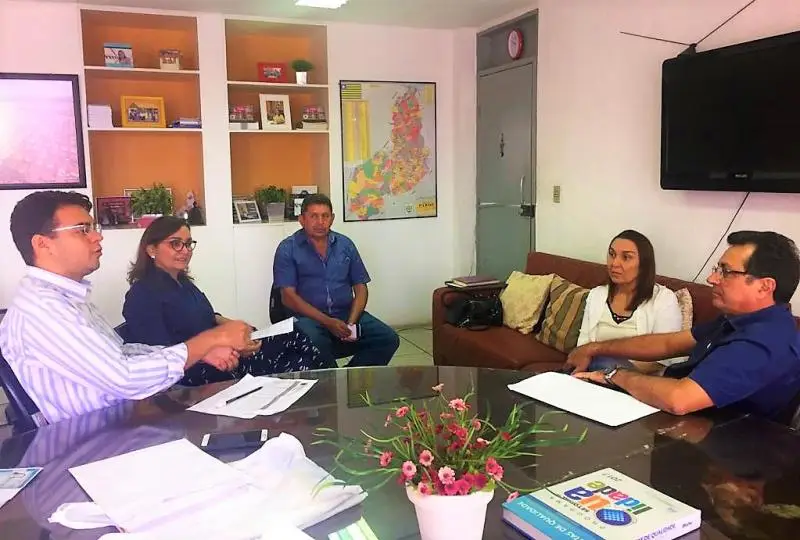 Prefeito Genival Bezerra acompanhado da Dep. Estadual, Flora Izabel.
