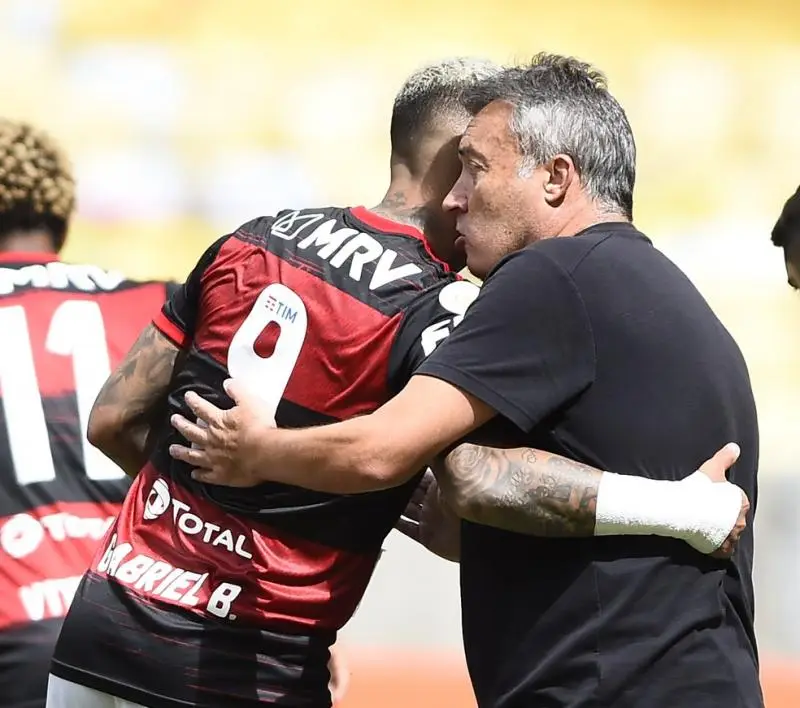 Gabigol cumprimenta Dome depois de marcar o gol de empate do Flamengo — Foto: André Durão/Globo Esporte