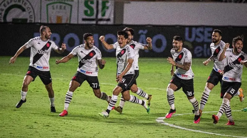 Jogadores do Vasco comemoram classificação na Copa do Brasil após disputa de pênaltis contra o Goiás Foto:  Heber Gomes/AGIF