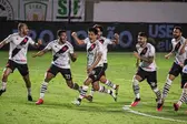 Jogadores do Vasco comemoram classificação na Copa do Brasil após disputa de pênaltis contra o Goiás Foto:  Heber Gomes/AGIF (Foto: )