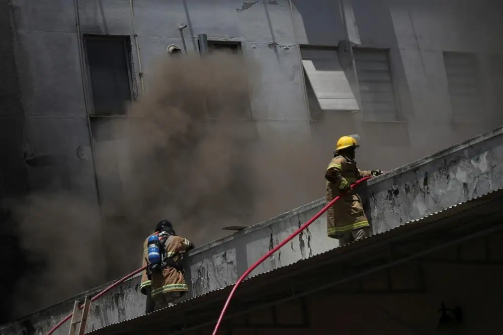 Duas pacientes morrem em incêndio em hospital no Rio de Janeiro, e mais de 200 são transferidos