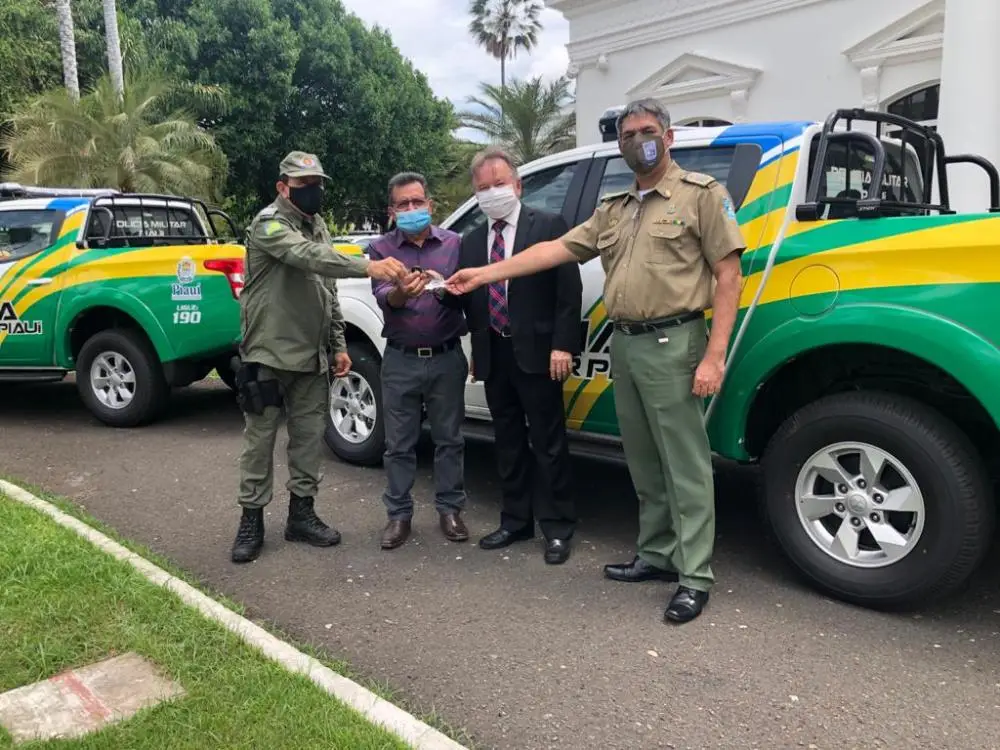 Prefeito Genival Bezerra (PT) recebendo a nova viatura.