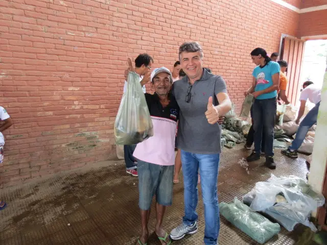 Prefeito João Luiz durante a entrega do pescado no ano de 2017