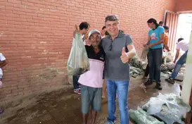 Prefeito João Luiz durante a entrega do pescado no ano de 2017 (Foto: )