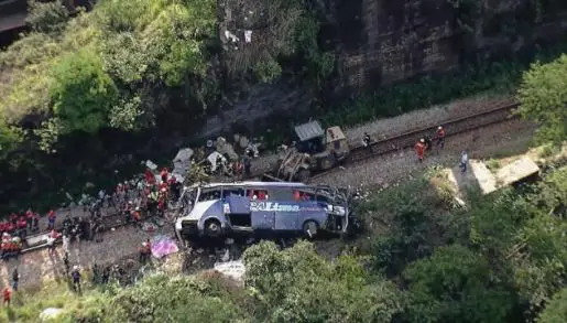Um ônibus em situação irregular despenca de um viaduto em Minas Gerais e deixa 17 mortos e mais de 20 feridos.
