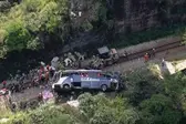 Um ônibus em situação irregular despenca de um viaduto em Minas Gerais e deixa 17 mortos e mais de 20 feridos. (Foto: g1)