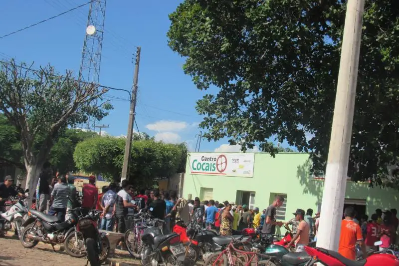 Trabalhadores, em frente ao Banco dos Cocais.