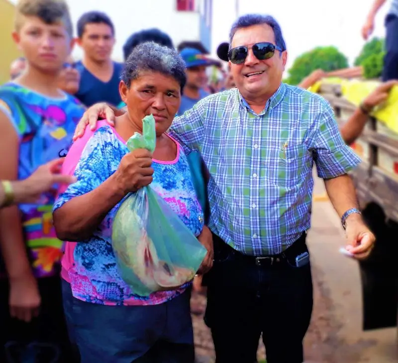 Prefeito Genival Bezerra entregando peixe.
