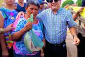 Prefeito Genival Bezerra entregando peixe. (Foto: ASCOM. Prefeitura Municipal de Joaquim Pires.)