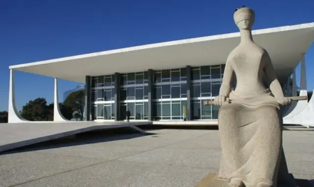 Por dez votos a um, STF decide que vacinação contra Covid no país deve ser obrigatória, com sanções para quem não se vacinar.