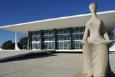 Por dez votos a um, STF decide que vacinação contra Covid no país deve ser obrigatória, com sanções para quem não se vacinar. (Foto: G1)